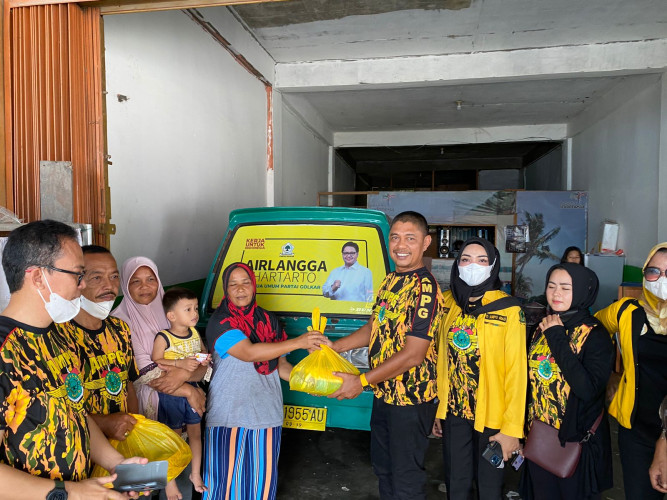 Momentum Sumpah Pemuda ke-93, AMPG Riau Bagikan 300 Paket Sembako Untuk Masyarakat